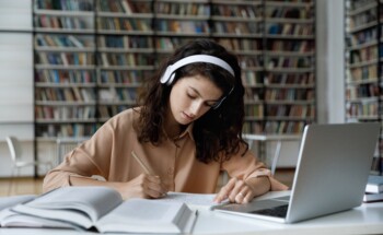 Ouvir música enquanto estuda ou trabalha: Ajuda ou atrapalha?