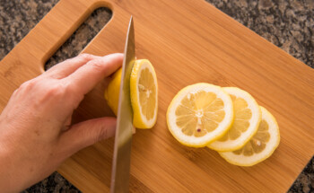 Comer um limão inteiro acaba com as enxaquecas?
