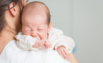 Banho de camomila acalma bebés com cólicas? Tem riscos?