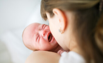 “Deixa o bebé a chorar que faz bem aos pulmões”: Mito ou verdade?