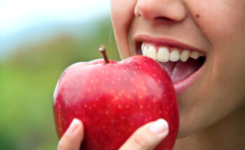 Comer maçã ajuda a limpar os dentes? Substitui a escovagem?