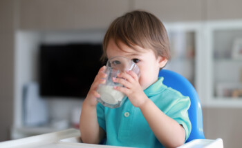 Leite de vaca e bebidas vegetais: A partir de que idade dar ao bebé?