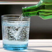 Beber água com gás descalcifica os ossos?