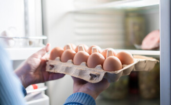 Ovos devem ser guardados dentro ou fora do frigorífico?
