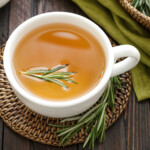 Estudo prova que o chá de alecrim alivia cólicas menstruais?