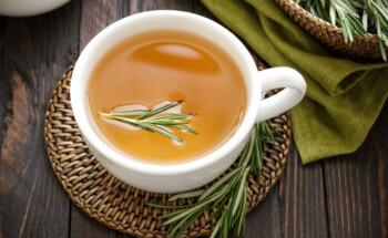 Estudo prova que o chá de alecrim alivia cólicas menstruais?