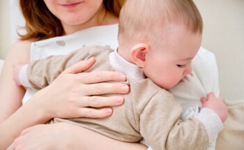 É recomendado pôr o bebé a arrotar depois de mamar?