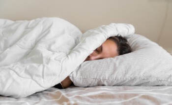 Precisamos de dormir mais no inverno? O que se sabe até agora
