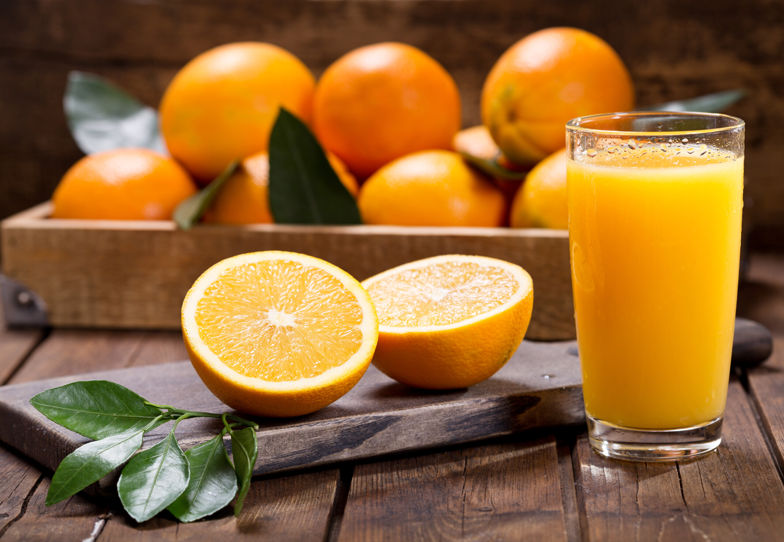 ¿El jugo de naranja es saludable o “veneno para la salud”?