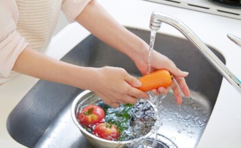 Água e vinagre? Como lavar frutas e legumes de forma eficaz e segura