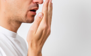 Mau hálito pode ser causado por doenças respiratórias ou gastrointestinais?
