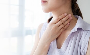 Pigarrear pode fazer mal à voz e à garganta? 