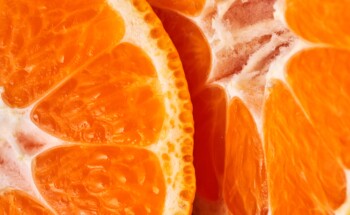 Comer laranja com canela e pimenta-de-caiena trata a obstipação?