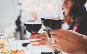Beber um copo de vinho por noite ajuda a perder peso?