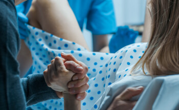 Está provado que apertar um pente durante o parto alivia as dores?