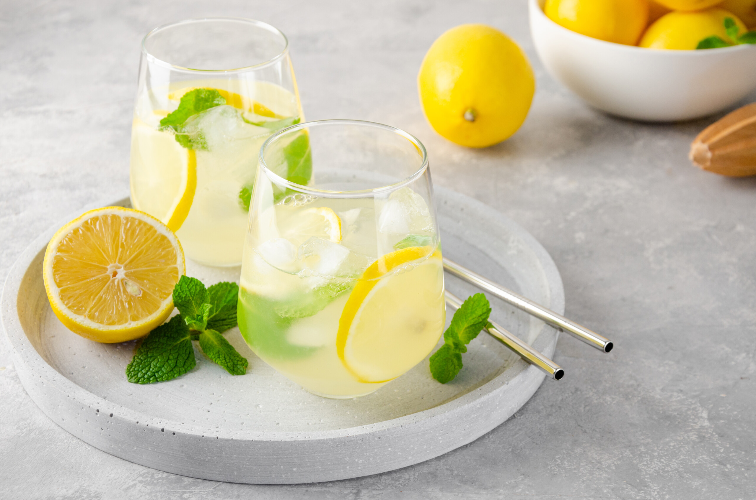 água com limão previne pedras nos rins