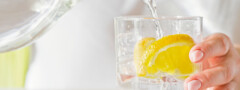 Beber água com limão previne pedras nos rins?