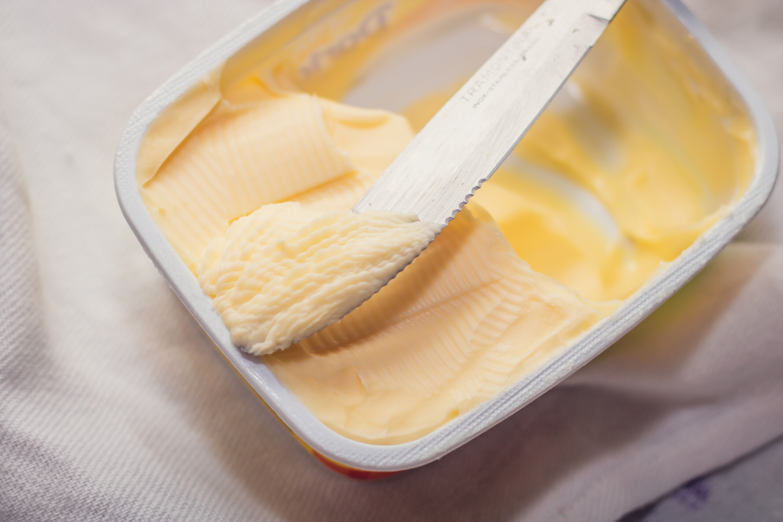 Bewahren Sie Butter innerhalb oder außerhalb des Kühlschranks auf