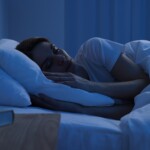 Dormir de barriga para baixo faz mal? Qual a melhor posição para dormir?
