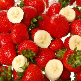Morangos e bananas. Combinar frutas ácidas e doces faz mal à digestão?