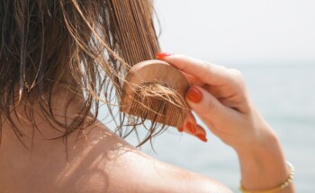 Hidratar e proteger do sol. 5 cuidados a ter com o cabelo no verão