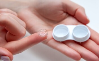 Dormir com lentes de contacto pode causar lesões e infeções?